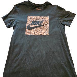 🎁🎁🔥BNWT: Nike Dark Green T-shirt, Large🔥🎁🎁